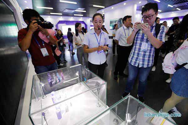 9月11日第十四屆中國網絡媒體山東行采訪團來到山東華億比科新能源股份有限公司采訪