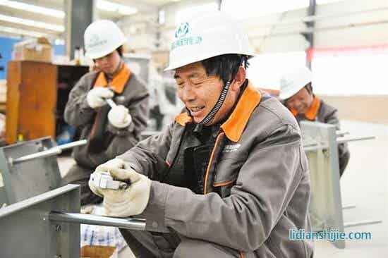 內蒙古浩普瑞新能源材料股份有限公司一期正極材料項目工作人員調試設備