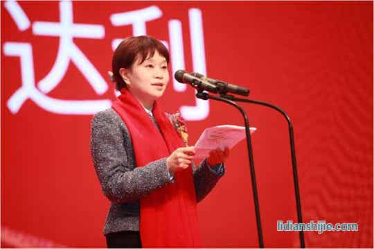 龍華區委常委、區政府常務副區長張納沙女士致辭
