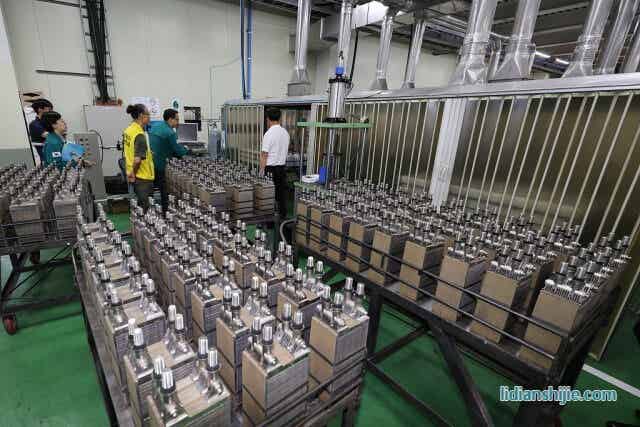 韓國光州尖端科學產(chǎn)業(yè)園區(qū)一家電池生產(chǎn)企業(yè)，相關人士進行緊急安全檢查