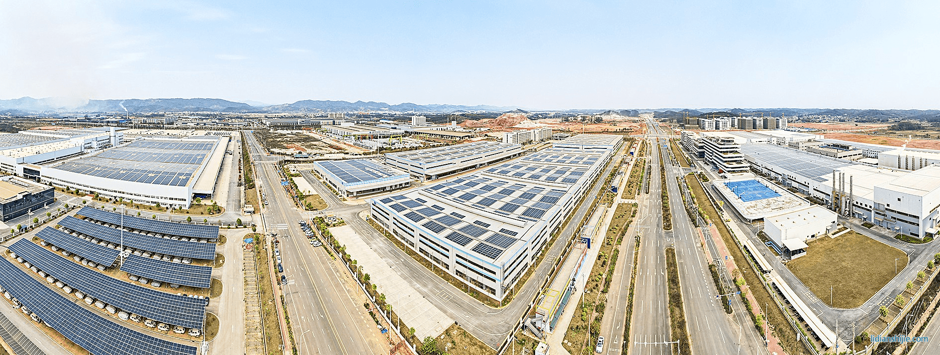 在東部新城伶俐片區(qū)，產(chǎn)業(yè)聚鏈成群，產(chǎn)業(yè)發(fā)展蒸蒸日上。本報(bào)記者黃紅錦 攝