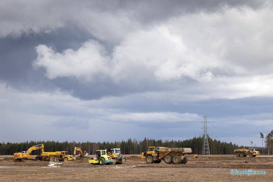 4月29日在芬蘭東南部城市科特卡拍攝的中芬合資、芬蘭首家鋰電池材料工廠施工現(xiàn)場(chǎng)