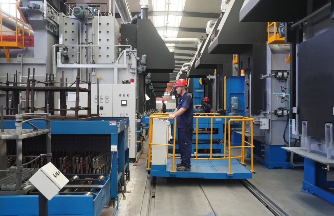 位于渝水區(qū)良山鎮(zhèn)的江西黑金剛智能裝備有限公司的員工在生產(chǎn)線忙碌。近年來(lái)，渝水區(qū)著力推動(dòng)鋼鐵產(chǎn)業(yè)轉(zhuǎn)型升級(jí)，通過(guò)強(qiáng)龍頭補(bǔ)鏈條，發(fā)展高端裝備制造業(yè)，實(shí)現(xiàn)產(chǎn)業(yè)向智能化、綠色化、高端化邁進(jìn)。記者凌厚祥攝