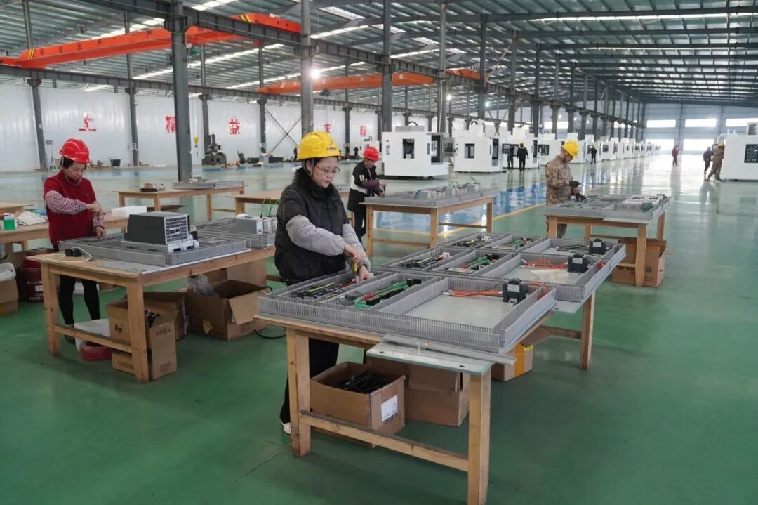 位于分宜工業(yè)園的江西臺(tái)祥精機(jī)有限公司，工人在車間組裝數(shù)控機(jī)床。記者凌厚祥攝