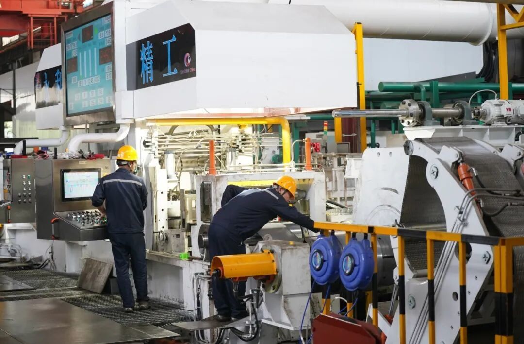 位于新余經(jīng)開(kāi)區(qū)的永利帶鋼有限公司技改項(xiàng)目現(xiàn)場(chǎng)，工人在調(diào)試設(shè)備。近年來(lái)，該公司積極開(kāi)展“智改數(shù)轉(zhuǎn)”，引進(jìn)數(shù)字化生產(chǎn)設(shè)備和智能控制系統(tǒng)，實(shí)現(xiàn)產(chǎn)品升級(jí)，驅(qū)動(dòng)傳統(tǒng)制造向高端邁進(jìn)。記者凌厚祥攝