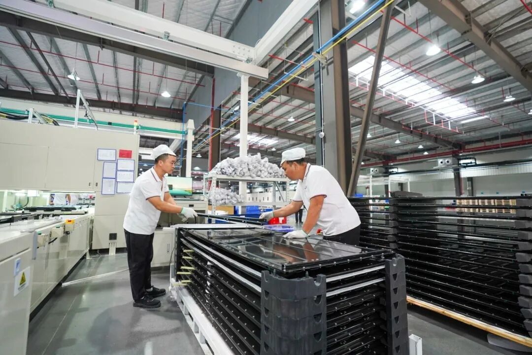 江西贛鋒鋰電科技股份有限公司生產(chǎn)車間內(nèi)，工人正在生產(chǎn)線上忙碌。記者譚建榮攝